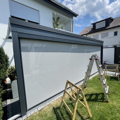 Terrassenüberdachung mit Zip Senkrechtmarkise