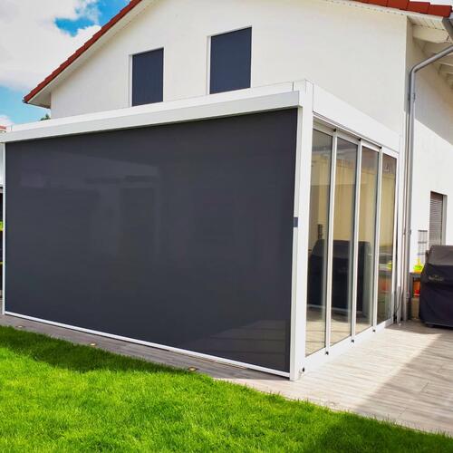 Lamellendach mit ausgefahrener Zip-Senkrechtmarkise