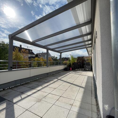 Terrassenüberdachung mit klaren Polycarbonatplatten