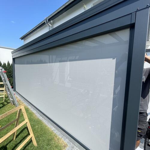 Terrassenüberdachung mit Zip Senkrechtmarkise