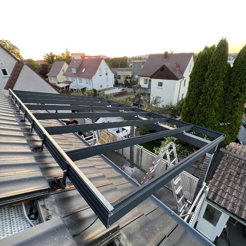 Terrassenüberdachung auf das Dach montiert