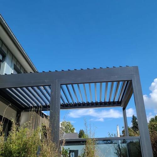 Lamellendach mit offenen Lamellen