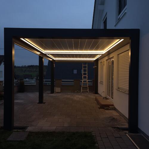 Lamellendach Abendansicht mit Beleuchtung