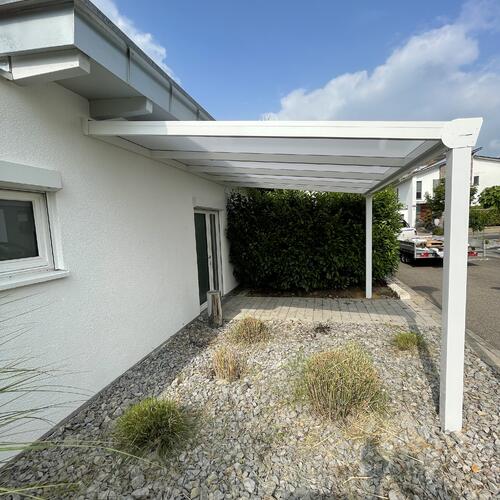 Terrassenüberdachung mit opalen Polycarbonatplatten