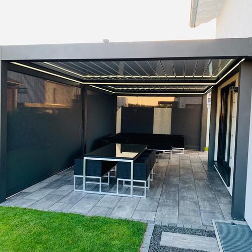 Lamellendach mit geschlossenen Zip Senkrechtmarkisen