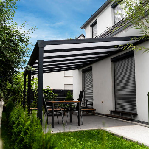 Terrassenüberdachung mit opalen Polycarbonatplatten