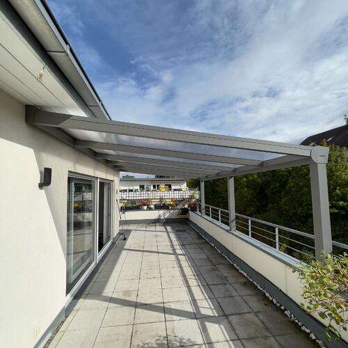 Terrassenüberdachung mit klaren Polycarbonatplatten