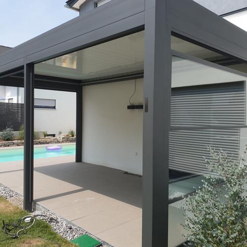 Lamellendach mit seitlicher Glasanlage zum auf- und ablassen