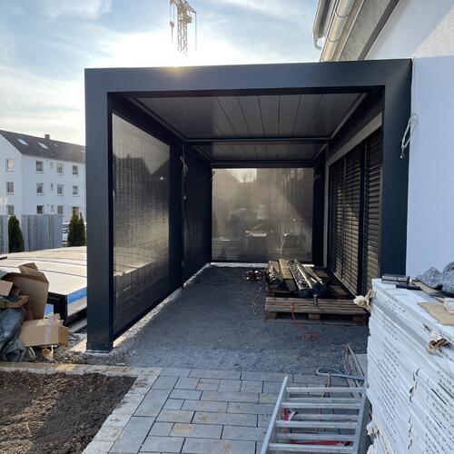 Lamellendach Seitenansicht mit Zip Senkrechtmarkisen