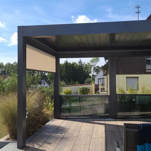 Lamellendach mit leicht geöffneter Zip Senkrechtmarkise