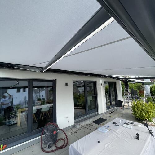 Vollkassettenmarkise Kadeco 360 mit LED Leisten in den Gelenkarmen