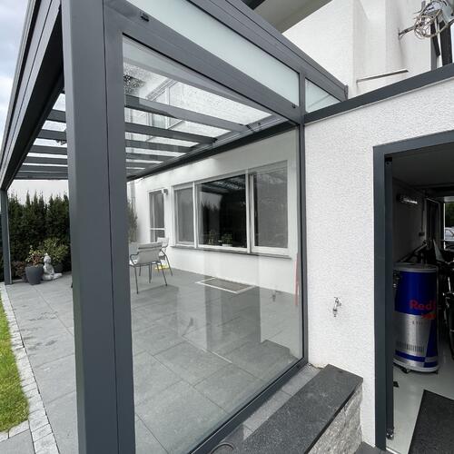 Terrassenüberdachung mit seitlicher Festverglasung