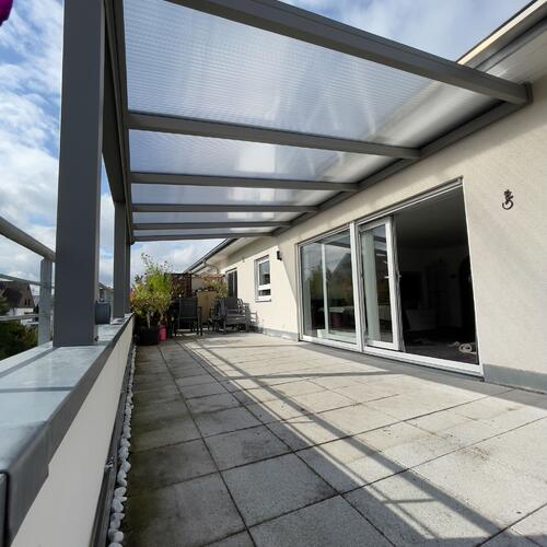 Terrassenüberdachung mit klaren Polycarbonatplatten