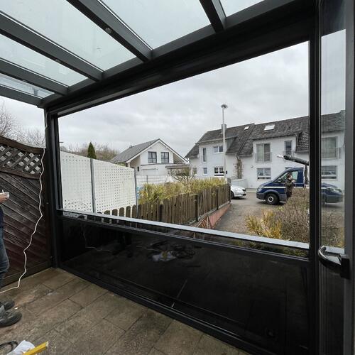 Balkonüberdachung mit Senkrechtglasanlage offen Innenansicht