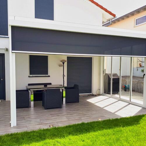 Lamellendach mit leicht ausgefahrener Zip-Senkrechtmarkise