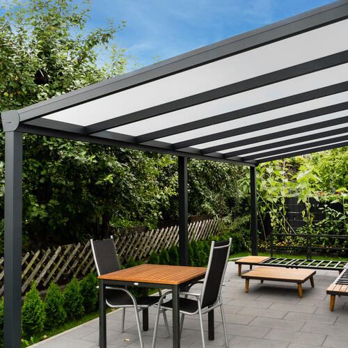 Terrassenüberdachung mit opalen Polycarbonatplatten
