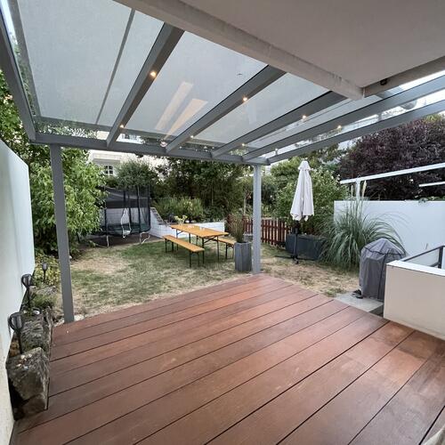 Terrassenüberdachung mit Aufdachmarkise Innenansicht