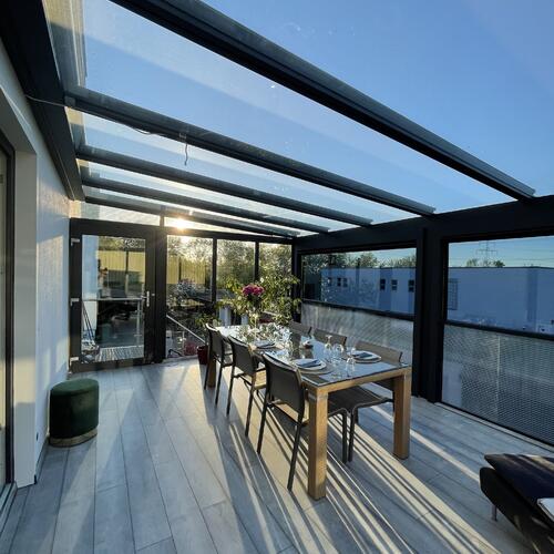 Glasdach mit Festverglasung und Senkrechtglasanlagen