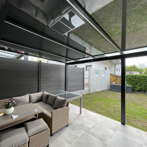 Terrassenüberdachung Murano Integrale ausgefahrener Markise Innenansicht