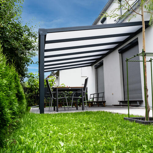 Terrassenüberdachung mit opalen Polycarbonatplatten