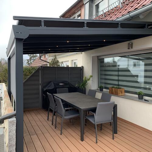 Terrassenüberdachung mit Aufdachmarkise Seitenansicht