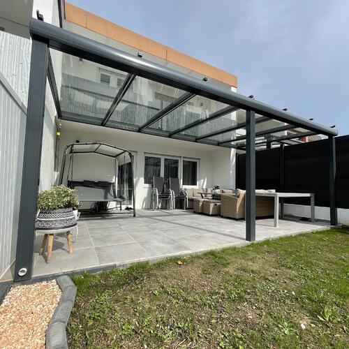 Terrassenüberdachung Murano Integrale mit geschlossener Markise Außenansicht