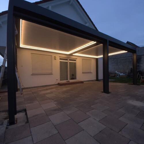 Lamellendach Abendansicht mit Beleuchtung