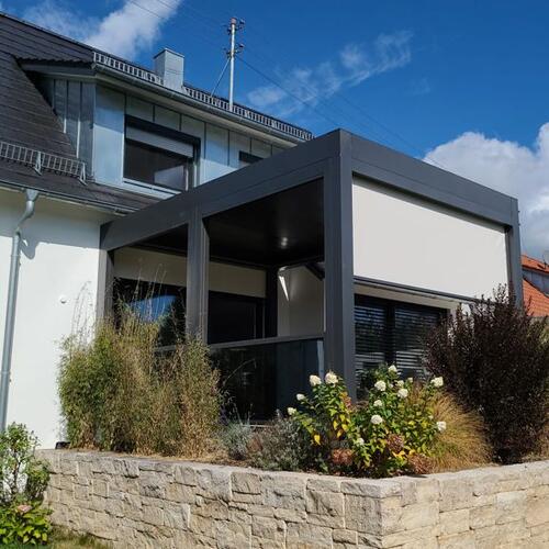 Lamellendach mit Zip Senkrechtmarkise und Senkrechtglasanlage